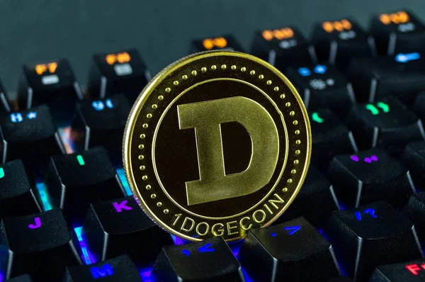 Монета криптовалюта Dogecoin крупним планом кольорової клавіатури — стокове фото