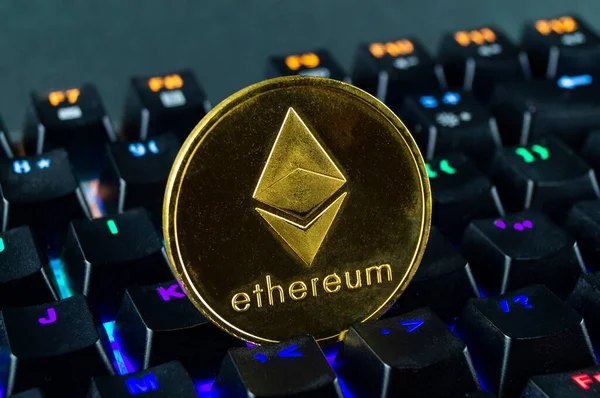 Монета криптовалюта ethereum крупним планом кольорової клавіатури — стокове фото