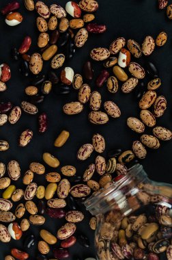 Masaya dağılmış farklı fasulyeler. Doğal ürünler.