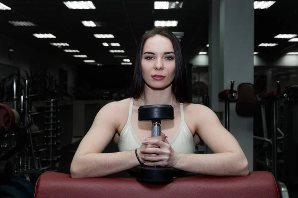 Uma Jovem Bela Garota Treina Usando Halteres Ginásio Posando Com — Fotografia de Stock