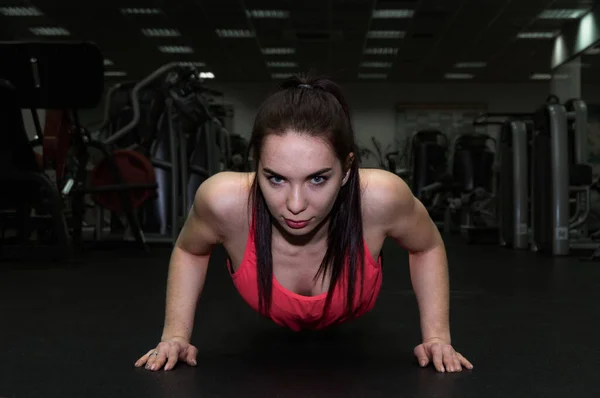 Uma Jovem Bela Menina Treina Executa Exercícios Push Ginásio Posando — Fotografia de Stock