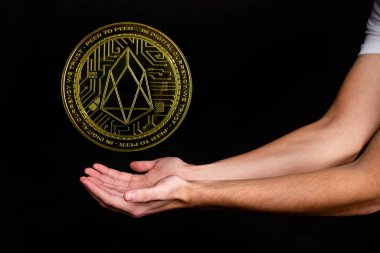 Yeni popüler kripto para birimi Eosio 'nun simgesi. Koyu arkaplanda eller resmi var.