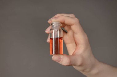 Elinde yeni ve tehlikeli bir virüs için aşı. Coronavirüs ve enfeksiyon için ilaç. İnsanlığın umudu