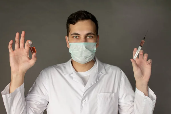 Bir Tıp Çalışanı Ölümcül Bir Virüse Karşı Aşı Taşıyor Gri — Stok fotoğraf