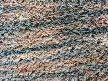 Beton bir duvara çok renkli boyalar çizmek. Güzel arkaplan