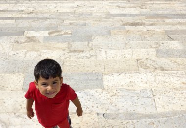 Apollon Tapınağı boy gülümseyerek portresi.