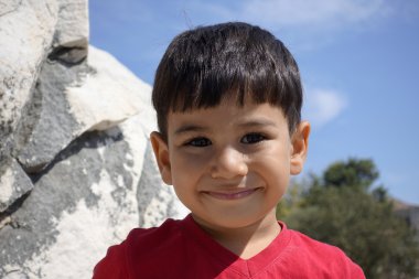 Apollon Tapınağı boy gülümseyerek portresi.