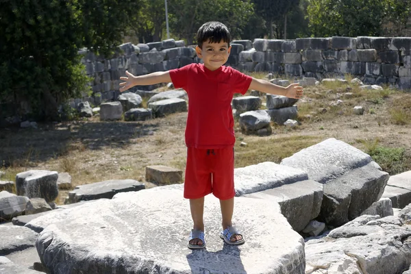 微笑的男孩在阿波罗神庙的肖像. — 图库照片