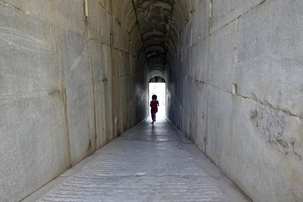 歴史的な寺院の廊下。かわいい男の子が走っている. — ストック写真