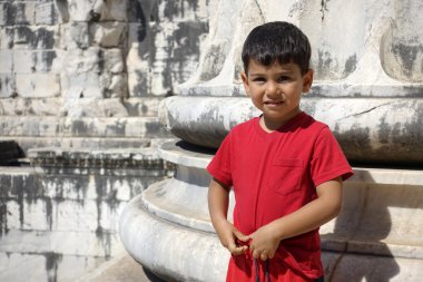 Apollon Tapınağı boy gülümseyerek portresi.