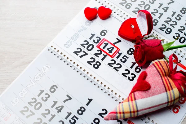 Anillo de compromiso, corazón, calendario, 14 de febrero, un regalo para Valent —  Fotos de Stock
