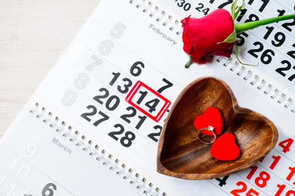 Anillo de compromiso, corazón, calendario, 14 de febrero, un regalo para Valent —  Fotos de Stock