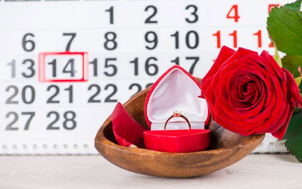 Verlobungsring, Herz, Kalender, 14. Februar, ein Geschenk zum Valentinstag — Stockfoto