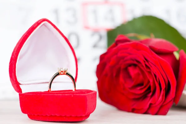 Konzept Valentinstag, Goldring, Herz auf Hintergrund auf dem c — Stockfoto