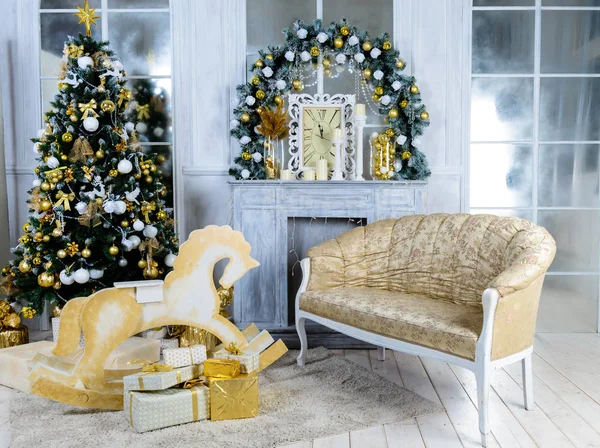 Karácsony karácsonyi stílusban díszített, klasszikus belső szoba — Stock Fotó