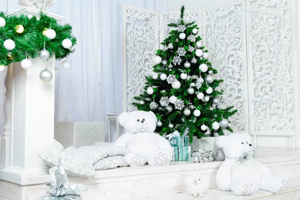 Habitación de Navidad decorada con hermoso abeto —  Fotos de Stock