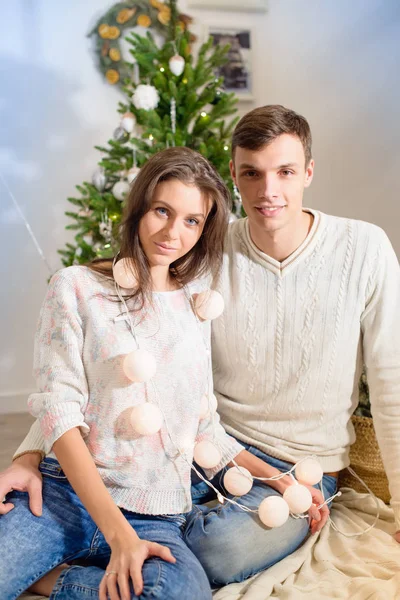 Piękna Młoda para w miłość na święta Bożego Narodzenia — Zdjęcie stockowe
