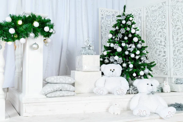 Geschmücktes Weihnachtszimmer mit schönem Tannenbaum — Stockfoto