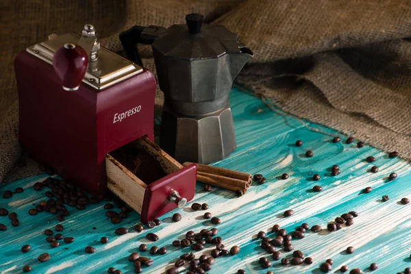 古いコーヒー グラインダー、コーヒー メーカーの木製の背景と s — ストック写真