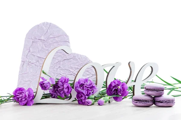 Valentinstag-Konzept mit Makronen, Buchstaben Liebe und Blume — Stockfoto