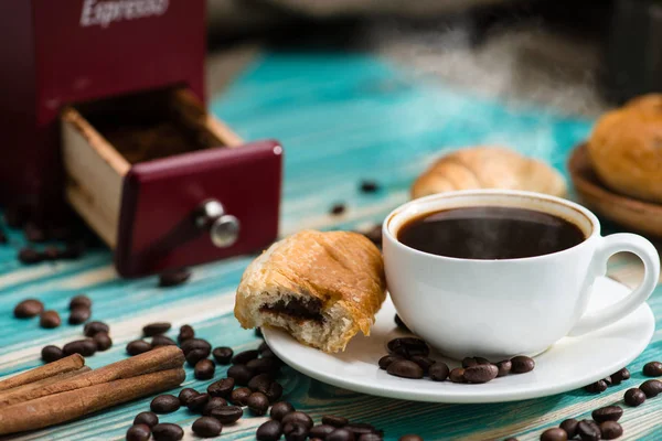 ホット コーヒーのエスプレッソ、焼きたてのクロワッサン、静物、Bre のカップ — ストック写真