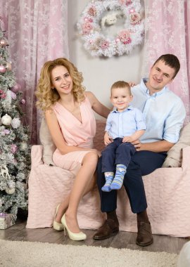 oğulları, mutlu Noel ile gülümseyen anne