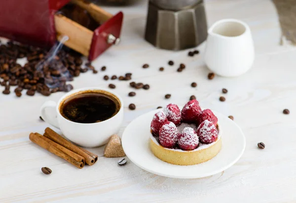 Still life in rustic style, fresh tartlet with raspberries and h — Stock Photo, Image