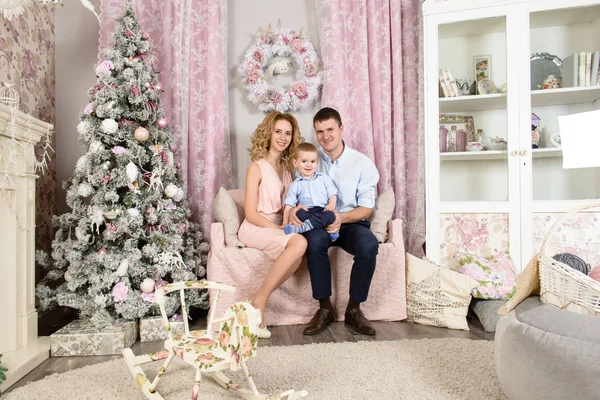 Szczęśliwa rodzina z synka na Boże Narodzenie na tle c — Zdjęcie stockowe