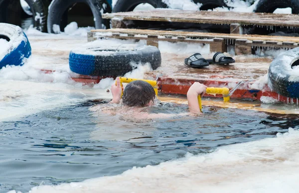 Natación en agua helada, bautizo, bautismo en Rusia — Foto de Stock