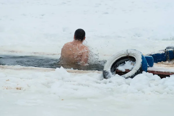 Natación en agua helada, bautizo, bautismo en Rusia — Foto de Stock
