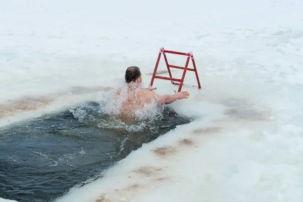 Купание в ледяной воде, крещение, крещение в России — стоковое фото