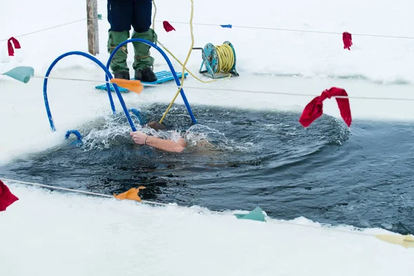 Купание в ледяной воде, крещение, крещение в России — стоковое фото