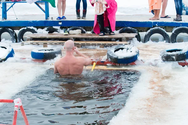 세례, 침례 러시아에서 얼음 물에서 수영 — 스톡 사진