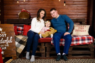 Noel öncesi genç kızı olan genç anne