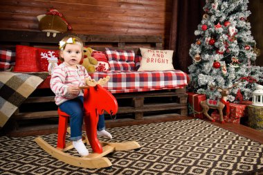 yürümeye başlayan çocuk kız bir yılbaşı iç