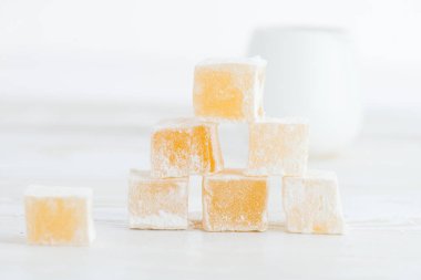 Doğu tatlılar lokum beyaz arka plan portre üzerinde