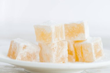 Doğu tatlılar lokum beyaz arka plan portre üzerinde