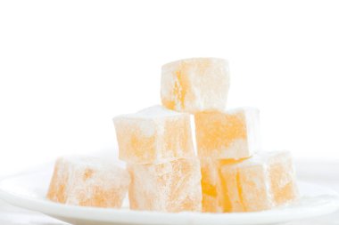 Doğu tatlılar lokum beyaz arka plan portre üzerinde