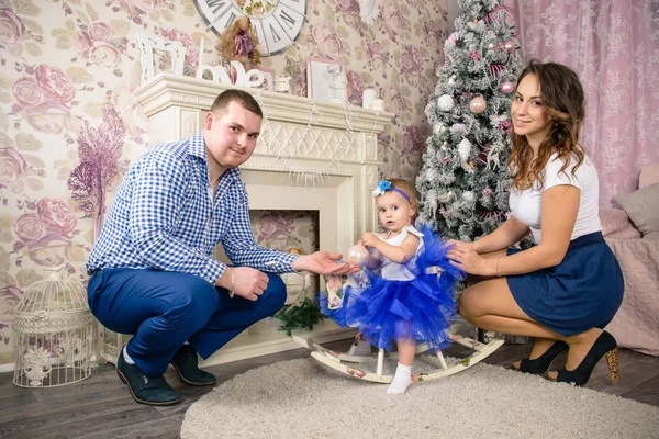Szczęśliwa rodzina we wnętrzu Boże Narodzenie — Zdjęcie stockowe