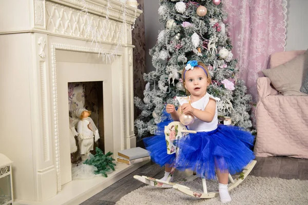 Toddler dziewczynka w nowy rok wnętrze — Zdjęcie stockowe