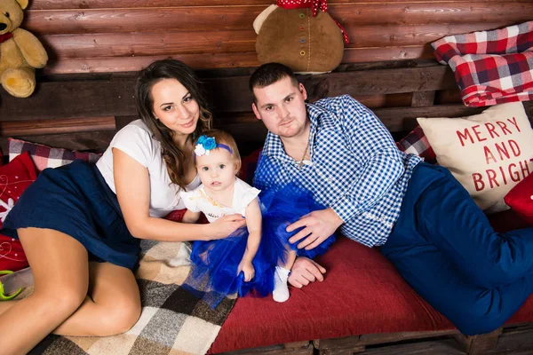 Młode rodziny w Boże Narodzenie wnętrze — Zdjęcie stockowe