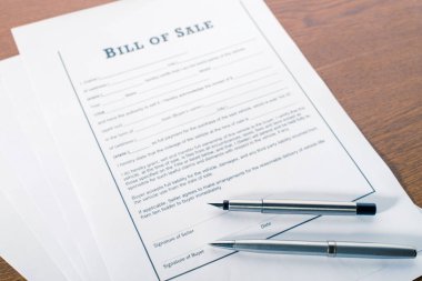 İş kavramı, sözleşme ve kalem yakın çekim masada