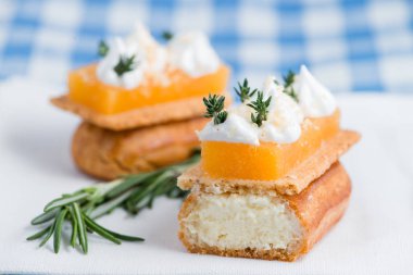 Lezzetli pasta tatlı krem taze kekik ile dekore edilmiş kesim