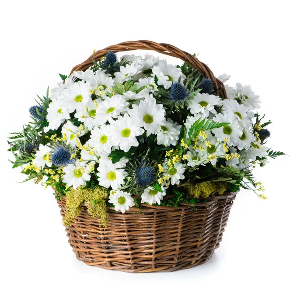 Flores frescas em uma cesta, um presente no estilo rústico, isolado — Fotografia de Stock