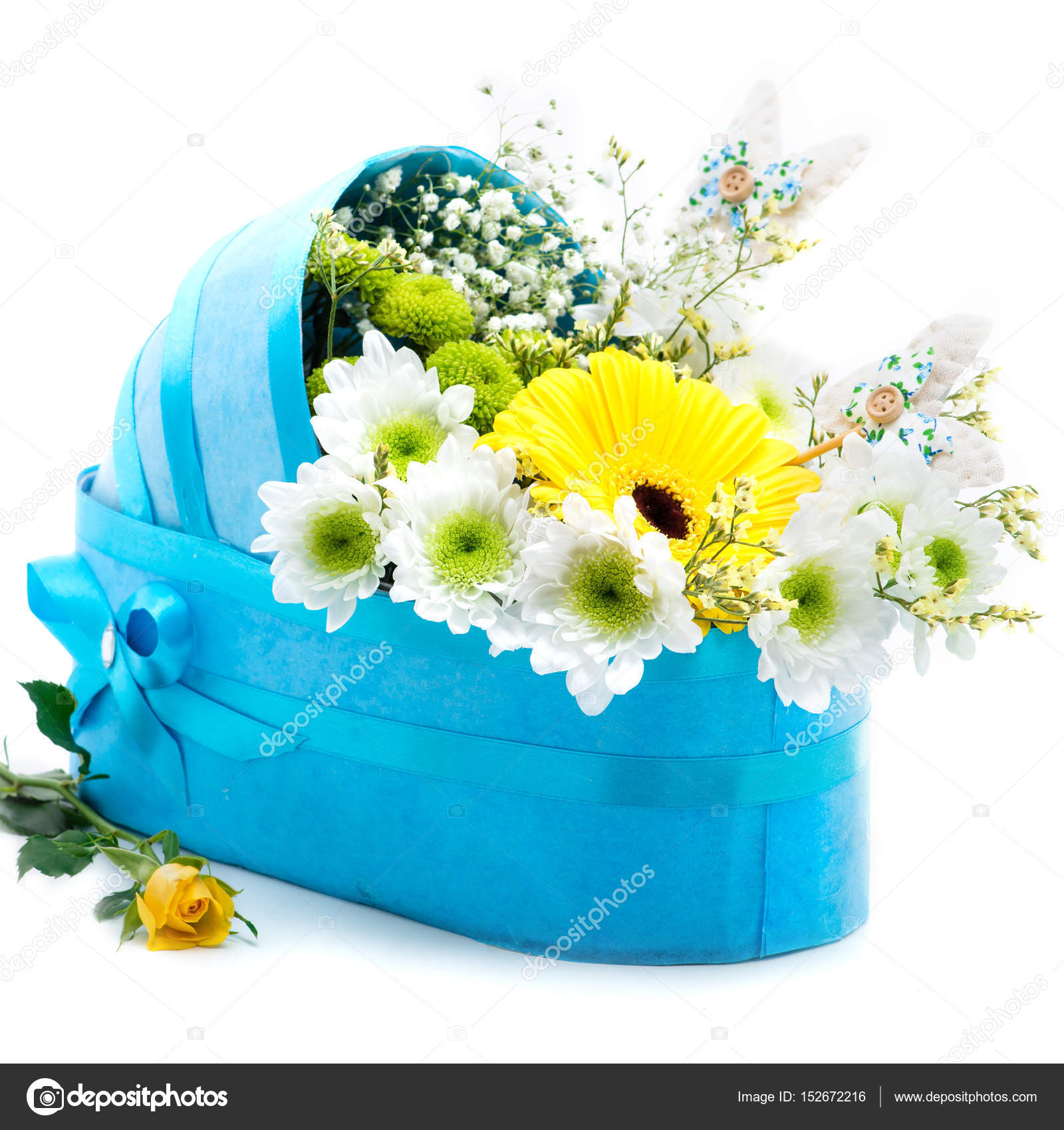 Cadeau,poussette de fleurs fraîches pour la naissance de l\u0027enfant (garçon un\u2013 images de stock libres de droits