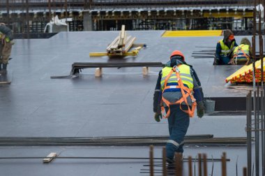 işçilerin bir inşaat sahasında koruyucu yelek