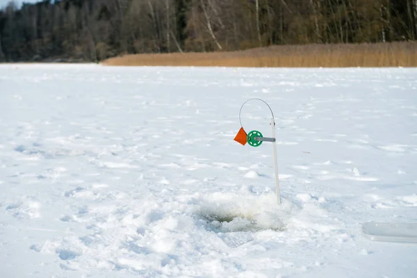 Haste de pesca para pesca de inverno no gelo à espera do peixe b — Fotografia de Stock