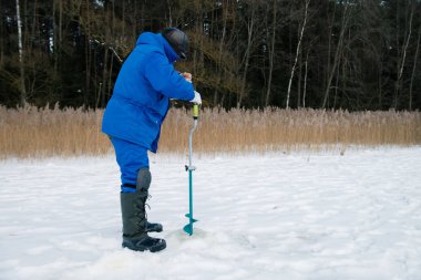 balıkçı kış balıkçılık için delik delik