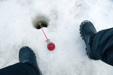 Olta balık b için bekleyen buz üzerinde kış balıkçılık için