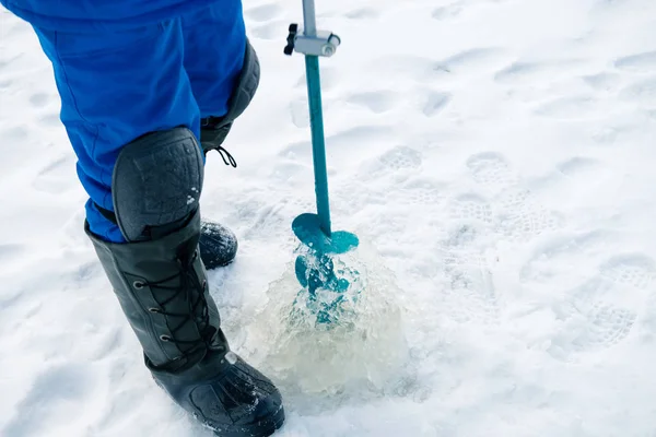 Pescador agujero de perforación para la pesca de invierno — Foto de Stock